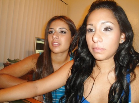 Латиноамериканские подростки Джинкс Мейз и Ким Кеннеди целуются и сосут сиськи друг друга 3