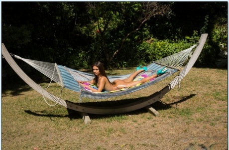 Очаровательная латиноамериканка с сексуальной попкой Джинкс Мейз снимает свое бикини 16