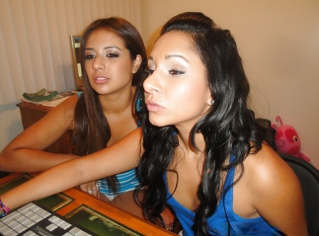 Латиноамериканские подростки Джинкс Мейз и Ким Кеннеди целуются и сосут сиськи друг друга 2