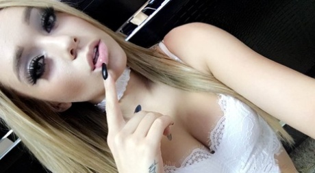 Модель-любитель Кали Роуз делает селфи в различных предметах нижнего белья 8