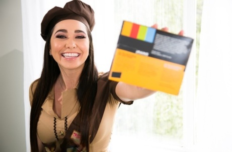 Девушка-одиночка задирает юбку своего Брауни, чтобы продемонстрировать свою обтянутую стрингами попку 12