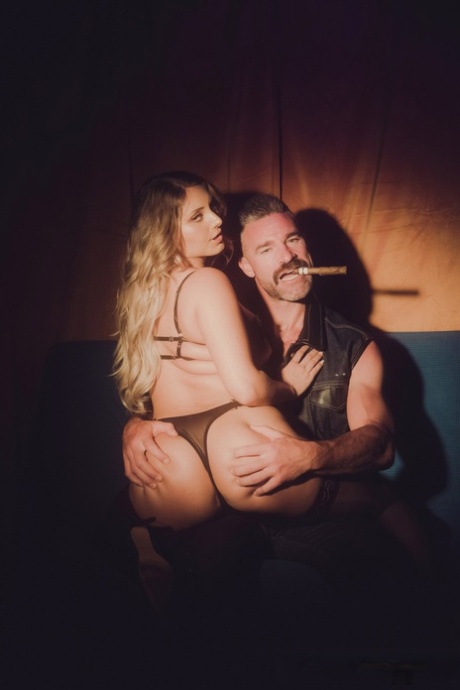 Белокурая цыпочка Кейли Ганнер занимается грубым сексом в чулках 3