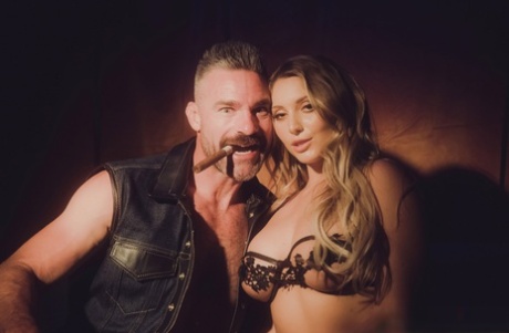 Белокурая цыпочка Кейли Ганнер занимается грубым сексом в чулках 1