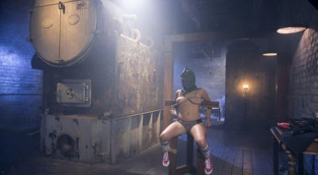 Латиноамериканка Кейша Грей спасает свой студенческий образ жизни, становясь секс-рабыней 7