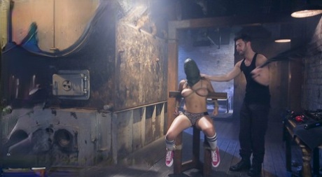 Латиноамериканка Кейша Грей спасает свой студенческий образ жизни, становясь секс-рабыней 8