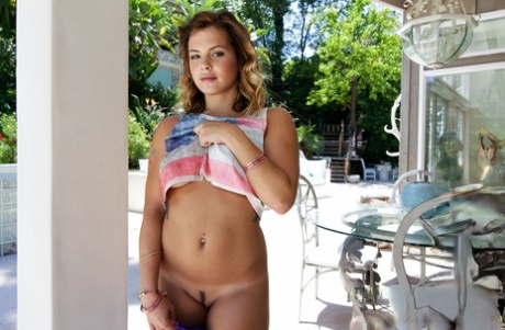 Сказочная молоденькая Кейша Грей показывает свою любительскую смазанную задницу 5