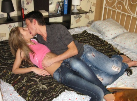 Случайный секс с подростком Парень трахает симпатичную молоденькую девушку 3