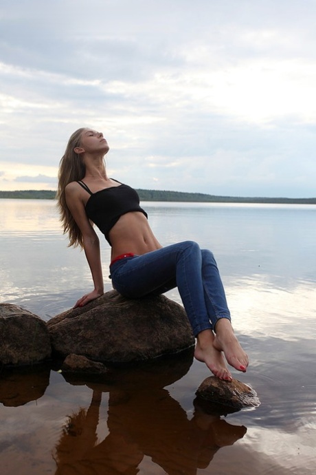 Девушка по соседству Меган показывает свои сиськи, сидя на камне в озере 13