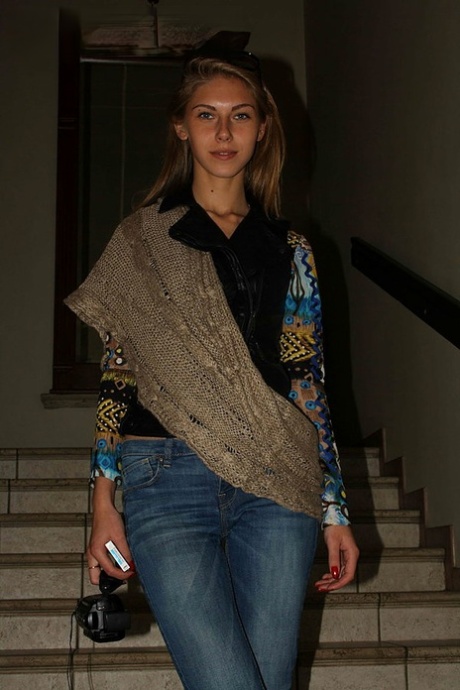 Стройная любительница обнажает свои маленькие сиськи в синих джинсах во время домашнего действа 11