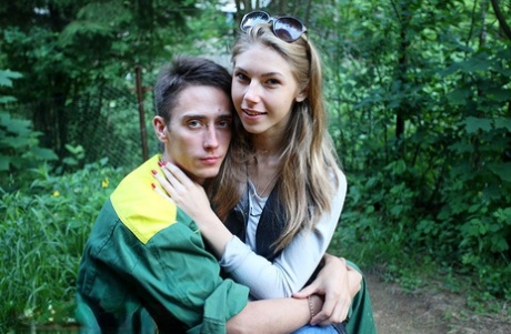 Любительская цыпочка занимается жестким аналом на футоне в позе раком 3