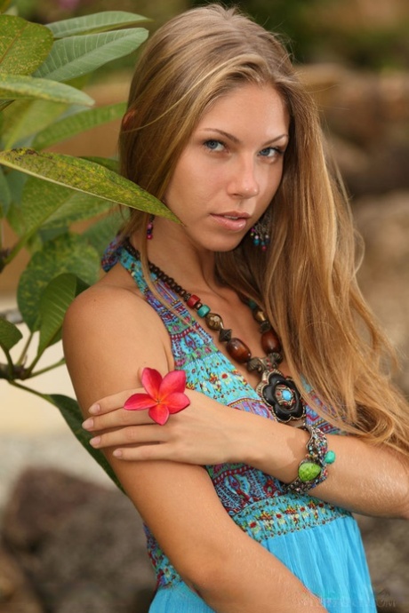 Европейская гламурная красотка Кристал Бойд дебютирует как молодая порнозвезда на открытом воздухе 9