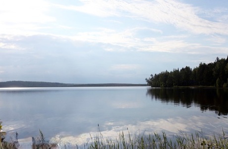 Девушка по соседству Меган показывает свои сиськи, сидя на камне в озере 2