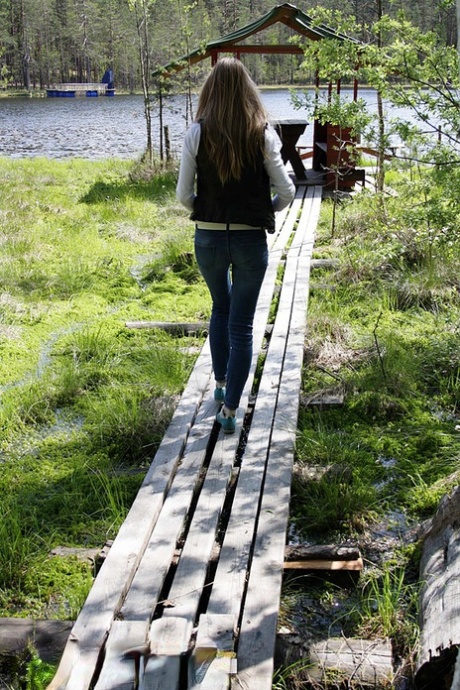 Горячая молоденькая Меган делает минет от первого лица, показывая свои сиськи в загородном коттедже 11