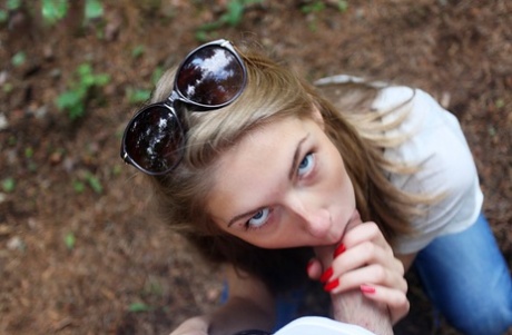 Девушка по соседству Меган показывает свои сиськи, сидя на камне в озере 1