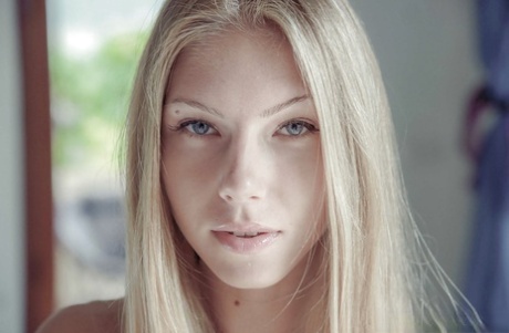 Длинноногая блондинка-модель Анжелика снимает трусики для выступления обнаженной моделью 1