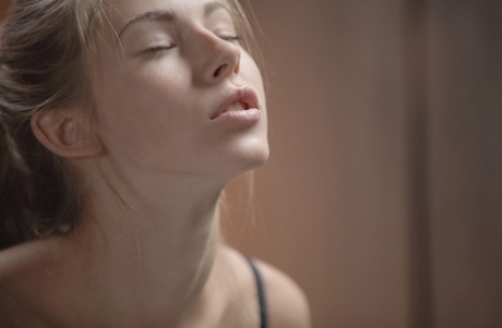 Молодая красотка Анжелика целует своего парня и получает сперму на свою горячую попку 9