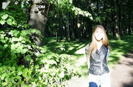 Стройная любительница обнажает свои маленькие сиськи в синих джинсах во время домашнего действа 1