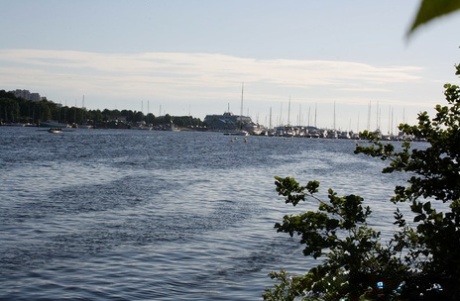 Стройная любительница обнажает свои маленькие сиськи в синих джинсах во время домашнего действа 8