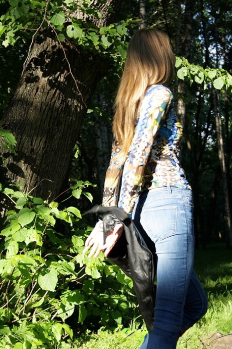 Стройная любительница обнажает свои маленькие сиськи в синих джинсах во время домашнего действа 6