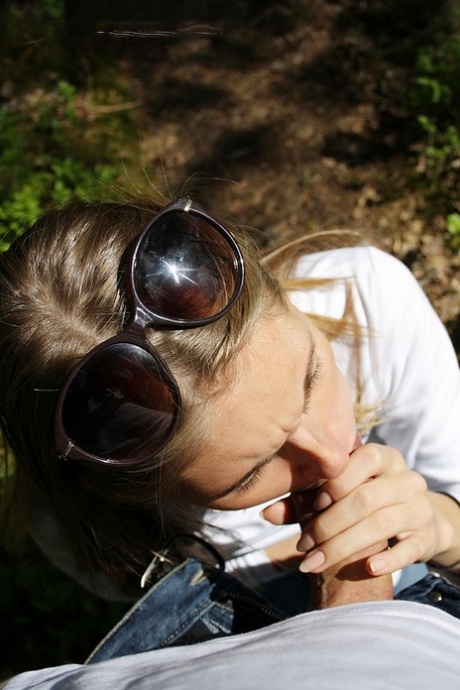 Горячая молоденькая Меган делает минет от первого лица, показывая свои сиськи в загородном коттедже 8