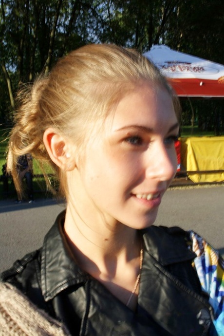 Стройная любительница обнажает свои маленькие сиськи в синих джинсах во время домашнего действа 9