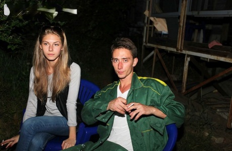 Любительская цыпочка занимается жестким аналом на футоне в позе раком 4