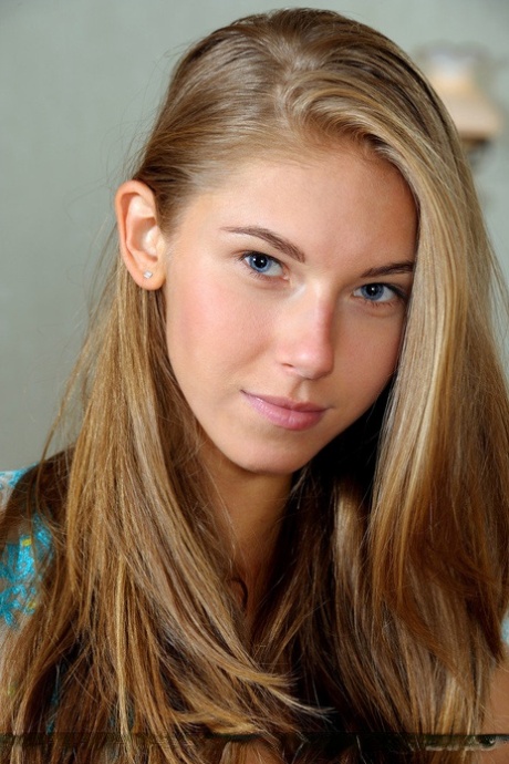 Молодая гламурная модель Кэтрин А, снимающая прозрачное нижнее белье, позирует обнаженной 1