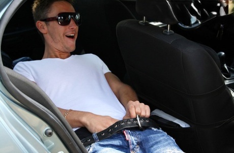 Горячая молоденькая Меган делает минет от первого лица, показывая свои сиськи в загородном коттедже 2