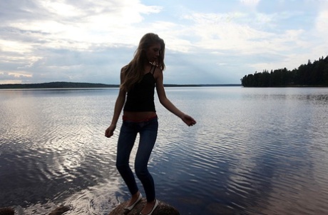 Девушка по соседству Меган показывает свои сиськи, сидя на камне в озере 3