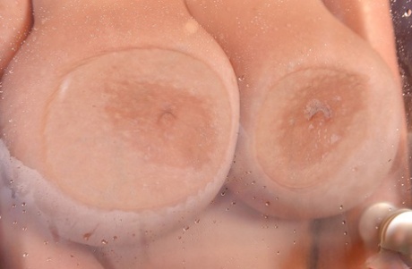 Топовая толстушка Кристал Свифт трахает себя дилдо в душе 16