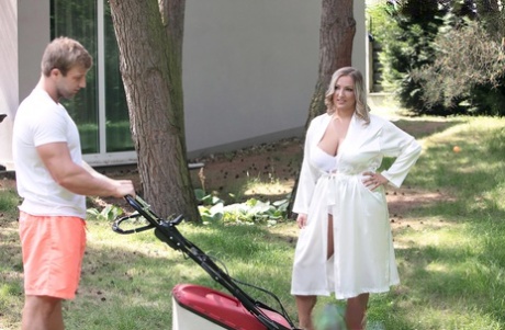 Блондинка Кристал Свифт соблазняет парня в халате и нижнем белье 1