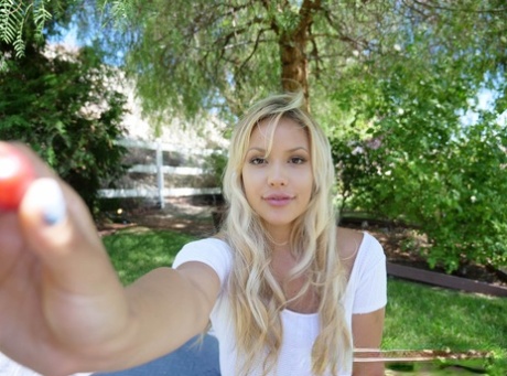 Симпатичная блондинка Кайли Пейдж обнажает свои большие натуральные сиськи в тени 10