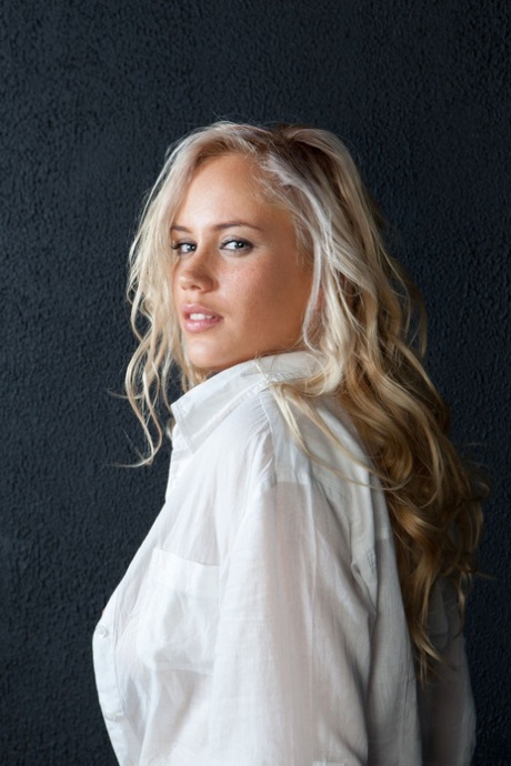 Горячая блондинка Пейдж показывает прелестную пару маленьких твердых сосков на упругих полных сиськах 2