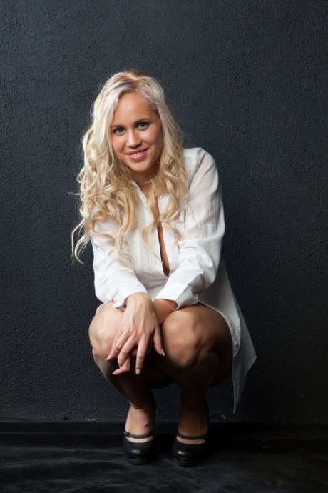 Горячая блондинка Пейдж показывает прелестную пару маленьких твердых сосков на упругих полных сиськах 3