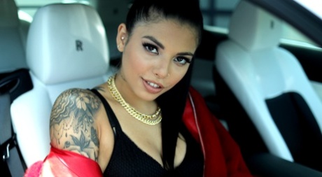 Горячие девушки занимаются лесбийским сексом втроем на балконной мебели в обнаженном виде 2