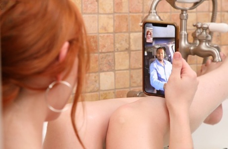 Натуральная рыжая красотка занимается оральным и вагинальным сексом с длинным черным членом 1