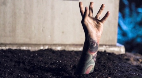 Новоиспеченная вдовица занимается сексом со своим покойным мужем, когда он возвращается в виде зомби 7