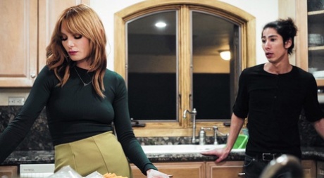 Рыжеволосая женщина Лейси Леннон щеголяет спермой после секса со своим пасынком 1