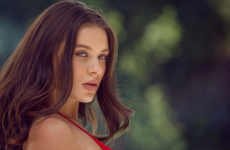 Сольная модель Лана Роудс снимает свой пляжный наряд рядом с бассейном 4