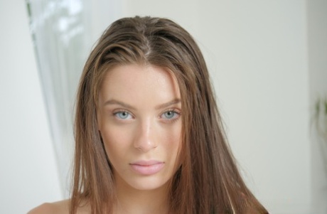 Модель в бикини Лана Роудс позирует обнаженной в конце съемки 13