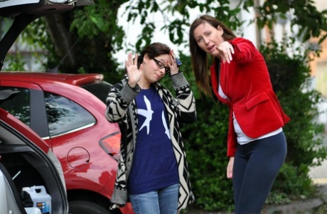 Высокая женщина одевает девочку в школьную одежду перед лесбийским сексом 3