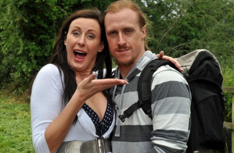 Потрясающая зрелая горничная Лара показывает свои навыки сосания члена и траха 2