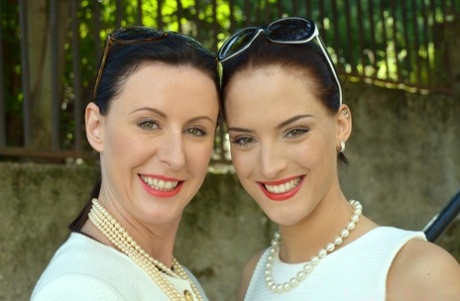 Лесбиянки постарше в юбках и чулках ощупывают друг друга руками в перчатках 2