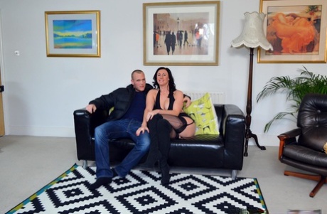 Зрелая женщина с горячей попкой заводит себе свежего молодого жеребца, чтобы жестко оседлать его 3