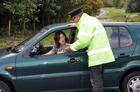 Возбужденная зрелая женщина в сапогах трахает полицейского по-собачьи, чтобы избежать штрафа 1