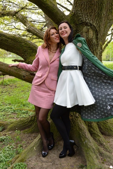 Зрелые лесбиянки раздеваются до сексуальных чулок и раздвигают ножки для поедания киски 1