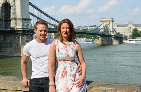 Пожилая леди в платье и нейлоновых чулках подцепляет молодого парня и дает ему уроки секса 1