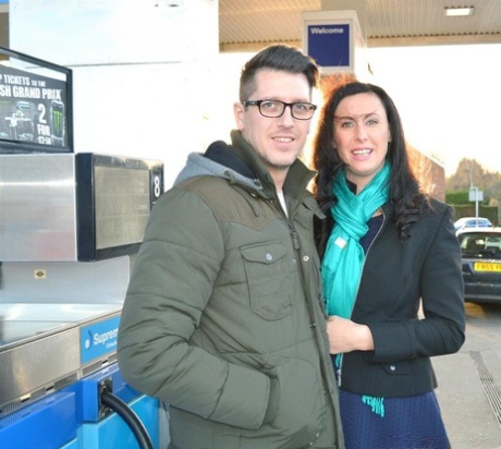 Зрелая брюнетка трахает молодого парня в чулках со швом сзади и заживает 1