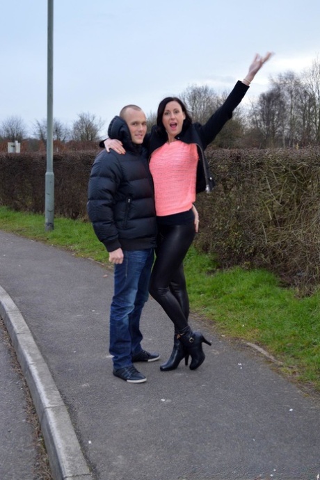 Зрелая женщина с горячей попкой заводит себе свежего молодого жеребца, чтобы жестко оседлать его 1