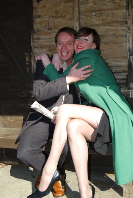 Возбужденная зрелая женщина наполняет свою старую киску липкой спермой и ей это нравится 1